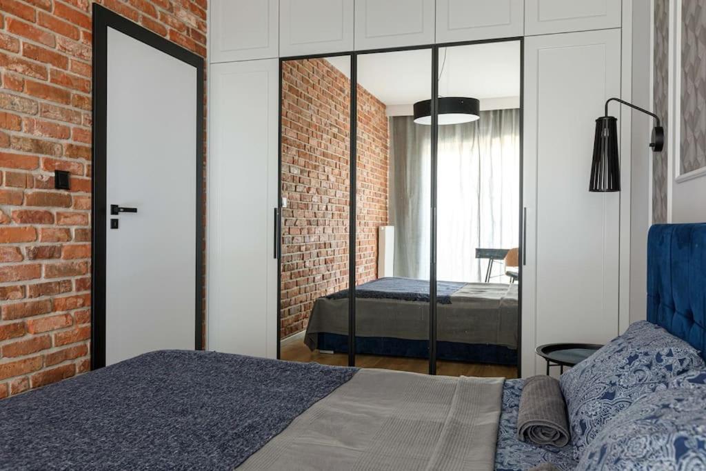 Close-golden - Jana Pawla Apartment *